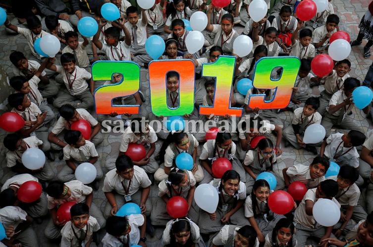 Una escuela en Ahmedabad, India, donde sus alumnos celebran la llegada de 2019. (Infobae)