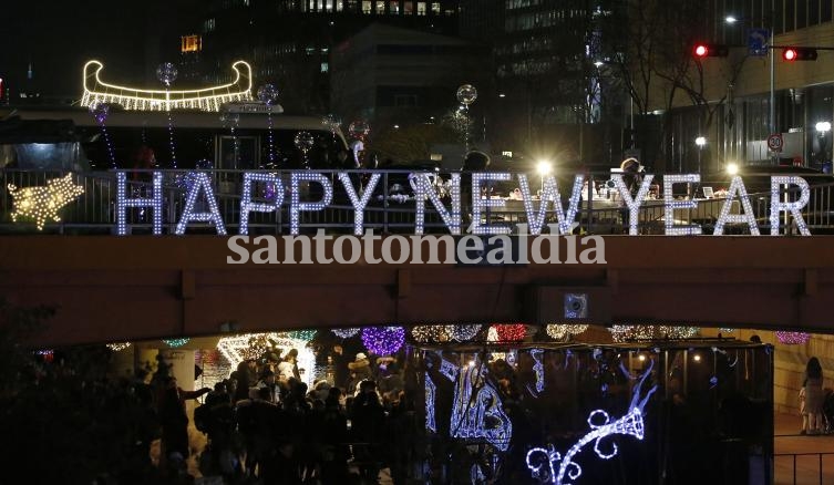 La gente camina entre decoraciones iluminadas en la calle Cheonggye durante las celebraciones de Año Nuevo en Seúl, Corea del Sur. (Infobae)