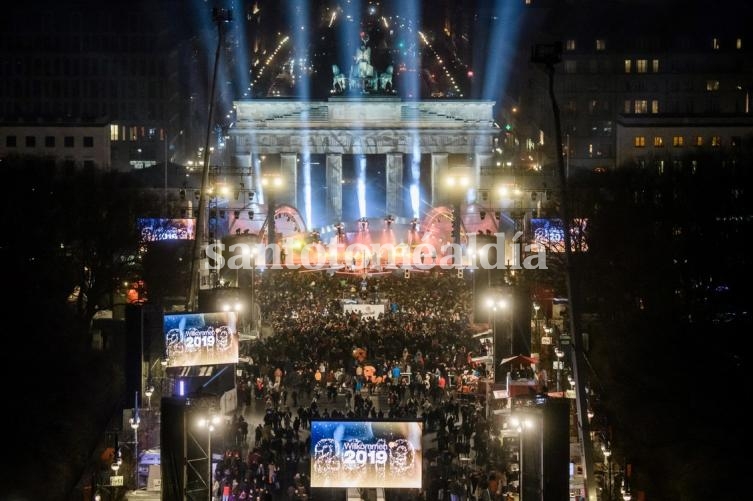 Festejos en la Puerta de Brandenburgo, en Berlín, Alemania. (Clarín)