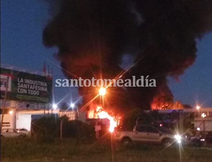 Incendio de gran magnitud en el Parque Industrial de Sauce Viejo