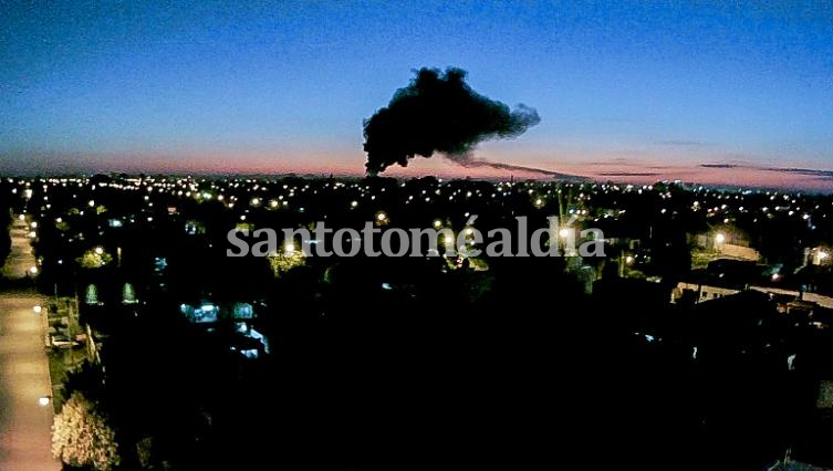 La gigantesca nube de humo se destaca en la foto tomada por Emanuel Martínez.