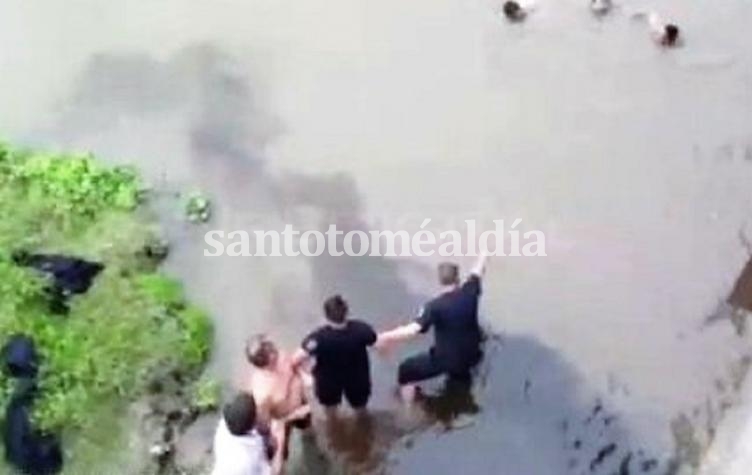 Rescataron con vida a un hombre que cayó al río desde el puente Carretero
