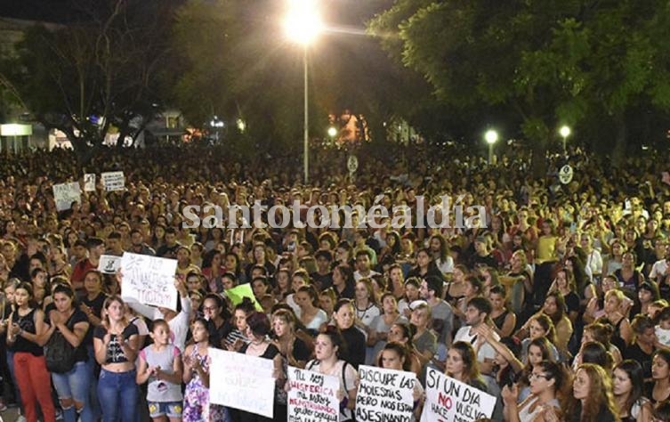 Una multitud se congregó en el plaza San Martín de Esperanza para pedir justicia por Agustina. (Foto: esperancino.com)