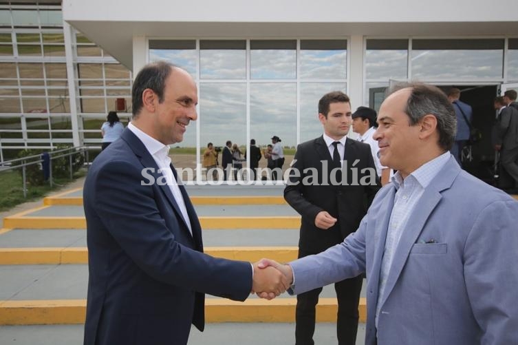 El intendente José Corral al momento de recibir en el aeropuerto al director Nacional de Ceremonial, Marcelo Suárez Salvia. (Santa Fe Ciudad)