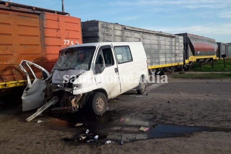 Dos heridos al chocar una camioneta con el tren del Belgrano Cargas
