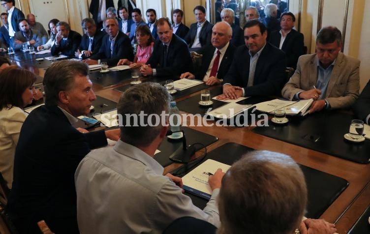 Lifschitz, junto a otros mandatarios provinciales del Litoral, se reunió con el presidente Macri por la emergencia hídrica. (Foto: Presidencia de la Nación)