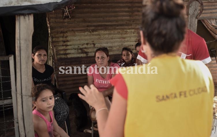 Por la crecida de los ríos Salado y Paraná preocupa la situación de las familias ubicadas fuera de las defensas. (Foto: Municipalidad de Santa Fe)