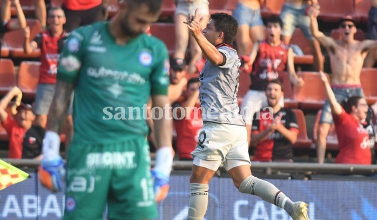 Colón ganó en el debut de Comesaña