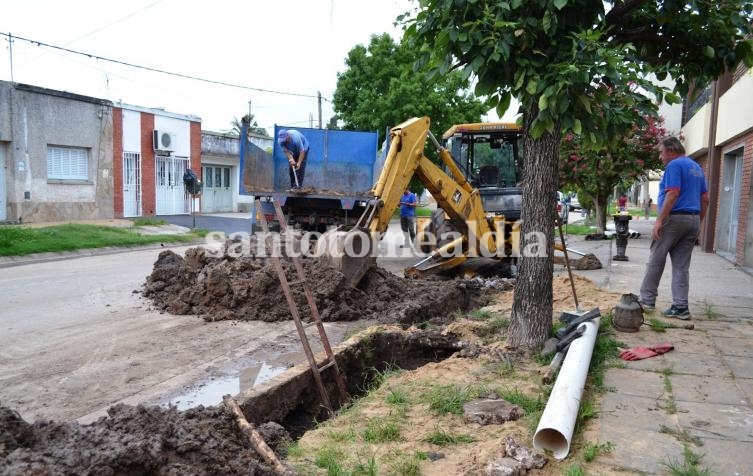 Trabajan en la reconstrucción de la cañería de cloaca en calle Avellaneda. (Foto: Municipalidad de Santo Tomé)
