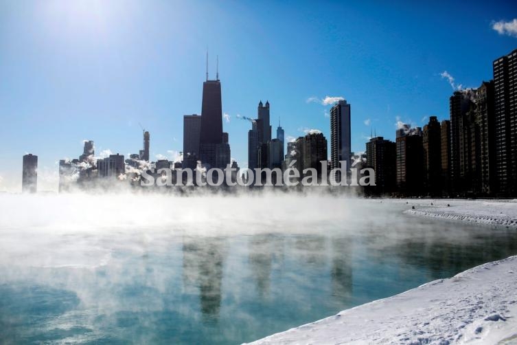 Con los primeros rayos de sol, vapor levita sobre las aguas del lago Michigan, en Chicago. / AFP