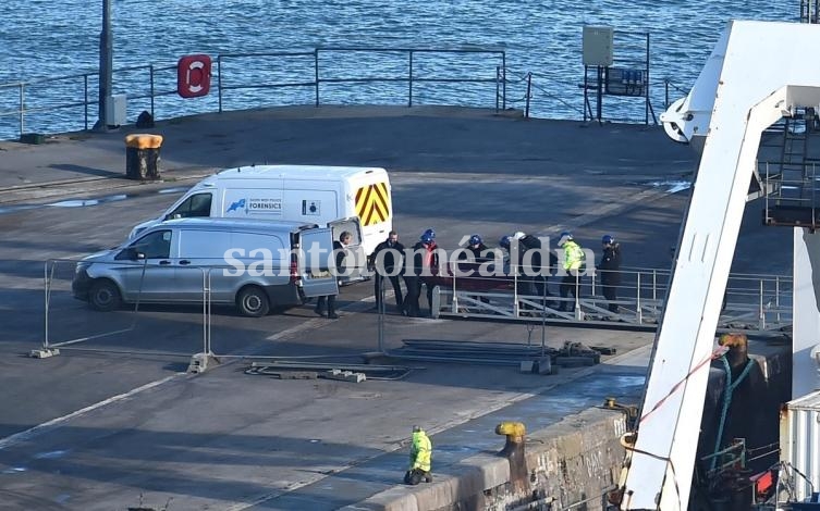 Los restos rescatados llegaron al puerto de Weymouth; ahora comienzan las tareas de identificación. (Foto: Clarín)