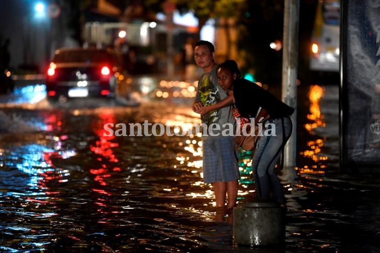 Varias calles de Río de Janeiro quedaron totalmente inundadas. (AFP)