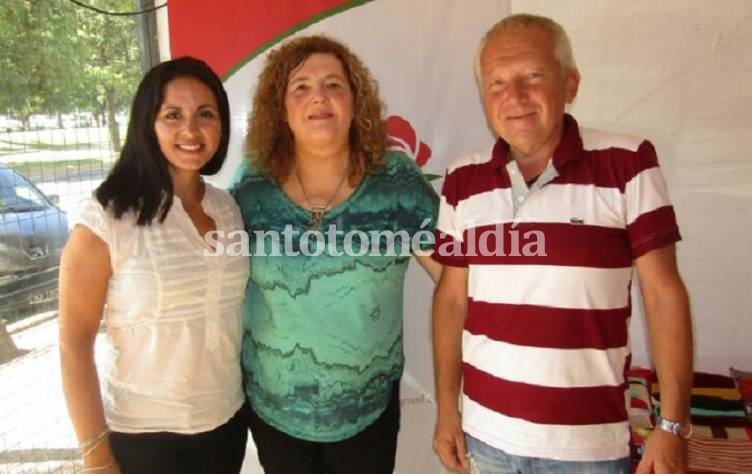 María Alejandra Chena escoltada por Víctor Camerano y Virginia Monzón. (Foto: Esteban Arquiel)