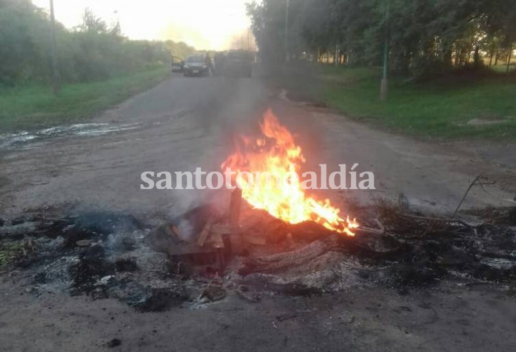 Vecinos de Costa Azul realizaron un corte en el Acceso Norte