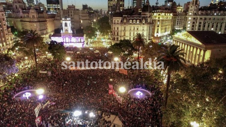 Miles y miles de mujeres marcharon este viernes desde Plaza de los Dos Congresos hasta Plaza de Mayo y sumaron un nuevo reclamo a su lucha: “Niñas no madres”. (Foto: Clarín)