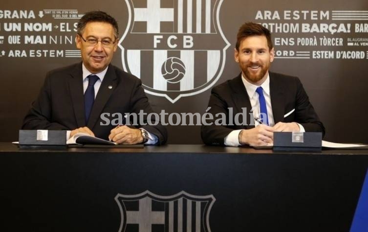 Messi durante la última renovación de su contrato con Barcelona. (Clarín)