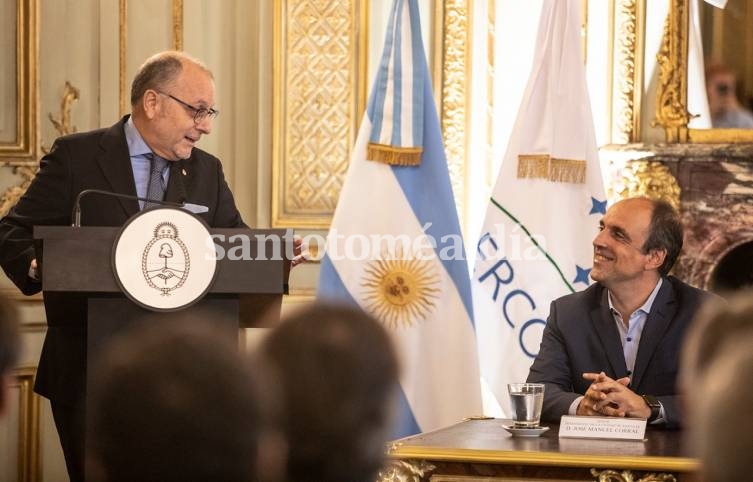 José Corral, durante el anuncio oficial junto al canciller Jorge Faurie en Buenos Aires de la designación de la ciudad como sede de la cumbre de jefes de estado. (Municipalidad de Santa Fe)