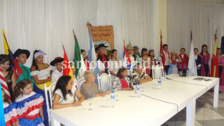 Los organizadores junto a la intendenta de Santo Tomé, en el acto de lanzamiento (RG Producciones)