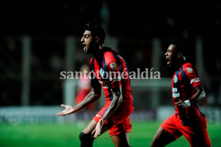 Román Martínez celebra su gol. (Foto: @diarioole)