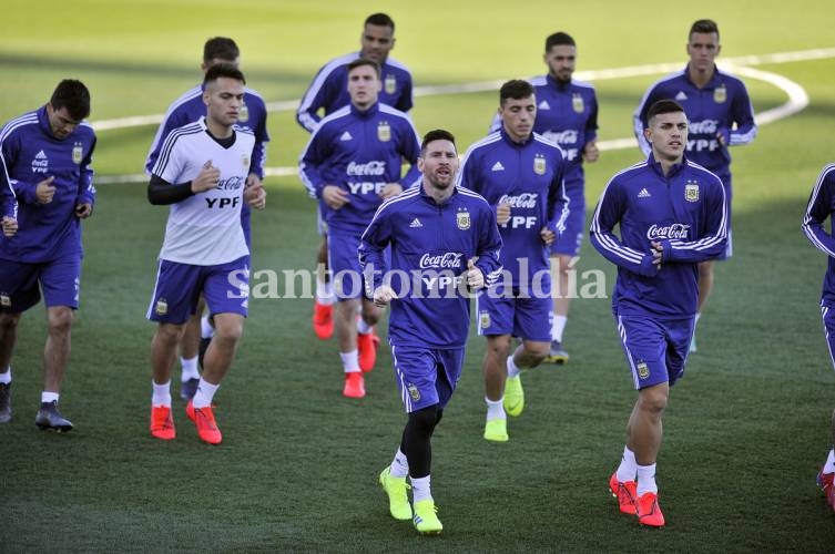 Lionel Messi, en primera fila, trota con sus nuevos compañeros de la Selección en Madrid. (Foto: Clarín)
