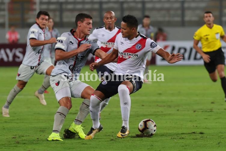 Colón se impuso a Deportivo Municipal en el partido de ida en Perú. (Foto: Twitter @DiarioOle)