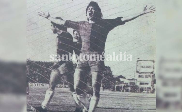 Poroto Saldaño grita uno de los 24 goles que convirtió en Colón. (Foto: Archivo Sabalero)
