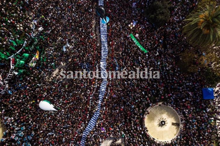 Los manifestantes colmaron ayer por la tarde la Plaza de Mayo y sus alrededores. (La Nación)