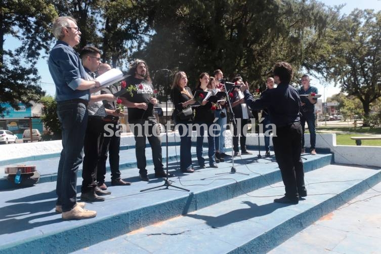 La Agrupación Coral participó del acto. (Foto: Municipalidad de Santo Tomé)