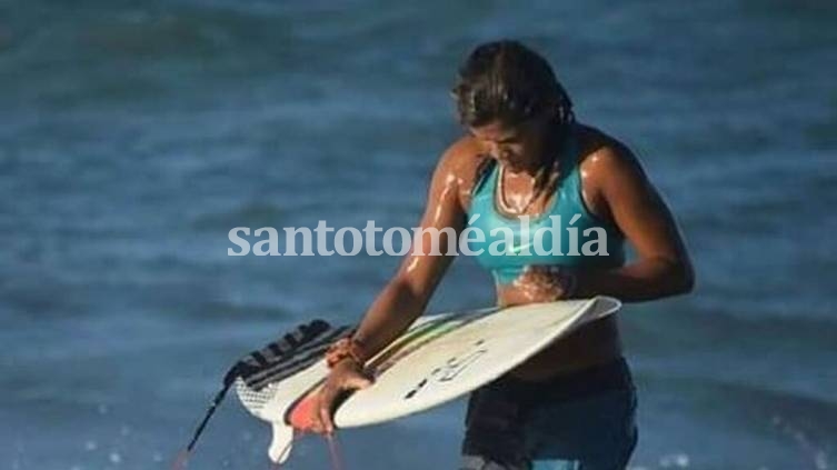 Un rayo mata a la campeona de surf de Brasil mientras entrenaba en la playa