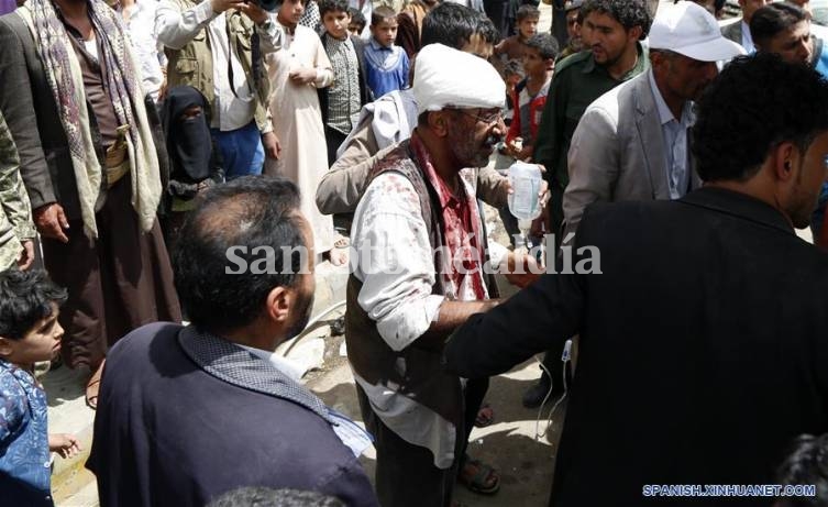Un hombre lesionado es guiado para recibir tratamiento médico. (Xinhua/Mohammed Mohammed)