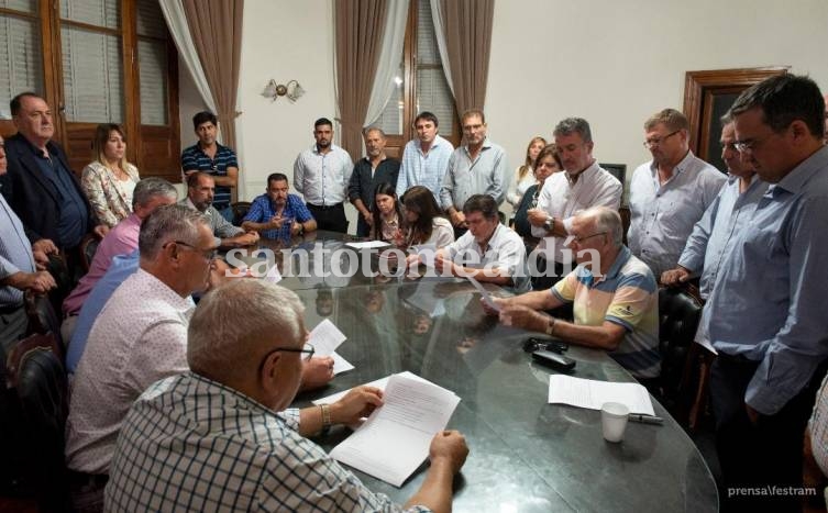 Los representantes de la paritaria municipal repasan el acuerdo, en la reunión de este martes. (Prensa FESTRAM)