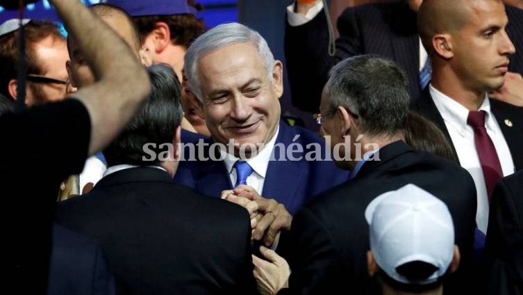 Benjamín Netanyahu, el primer ministro de Israel, es saludado por partidarios en Tel Aviv. (Ronen Zvulun / Reuters)