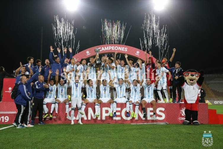 La Selección Sub-17 festeja el campeonato logrado en el Sudamericano 2019. (Twitter: @Argentina)