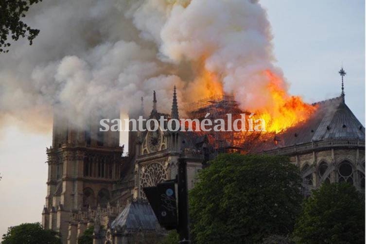 La famosa catedral de Norte Dame arde en llamas.