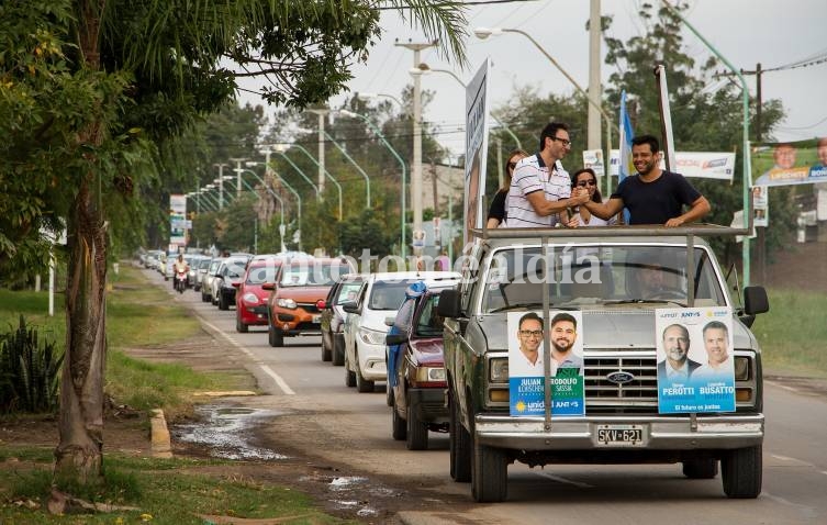 Alvizo e Ilchischen encabezaron una caravana de Unidad Ciudadana por Santo Tomé.
