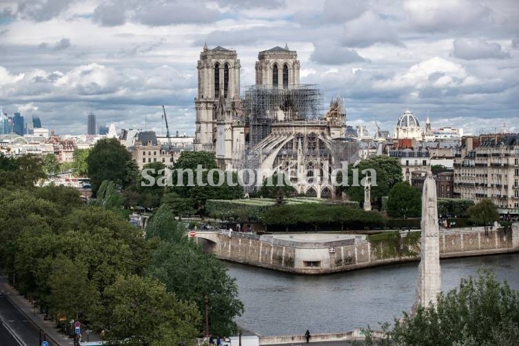 Vista de la Catedral de Notre Dame junto al río Sena, este miércoles en París, Francia. (EFE)
