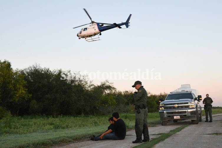 Agentes de la Patrulla de Fronteras de EE.UU. arrestan a inmigrantes indocumentados en Texas. (Reuters)