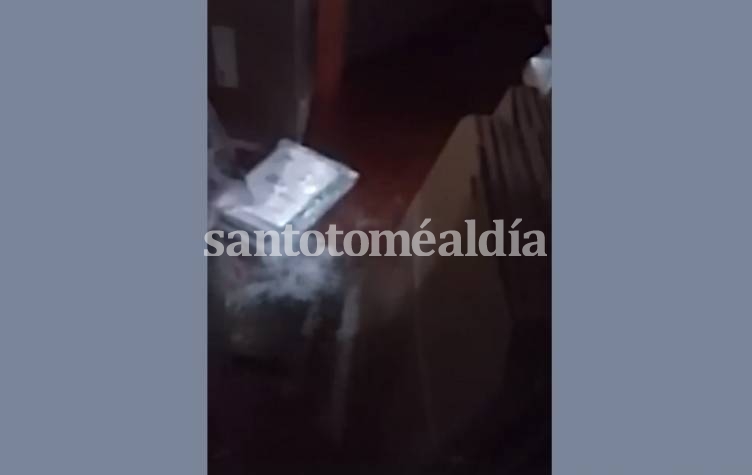 Un video viralizado en las redes sociales muestra cómo se inundó el correo de Reconquista, donde estaban las urnas que se debían utilizar el domingo en las elecciones. 