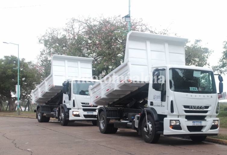 Los nuevos camiones volcadores con los que cuenta el Municipio. (Foto: Municipalidad de Santo Tomé)