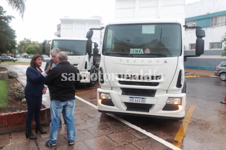 Qüesta recibió los nuevos camiones volcadores con los que cuenta el Municipio. (Foto: Municipalidad de Santo Tomé)