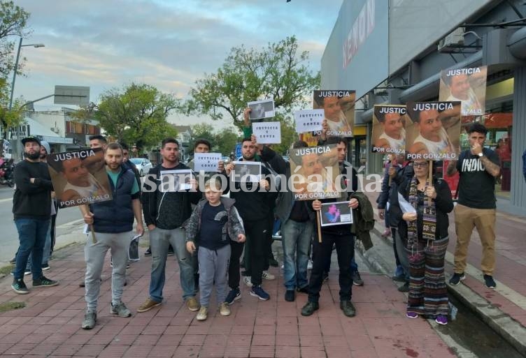 Familiares y amigos de Gonzalo Fernández marcharon a un mes del asesinato