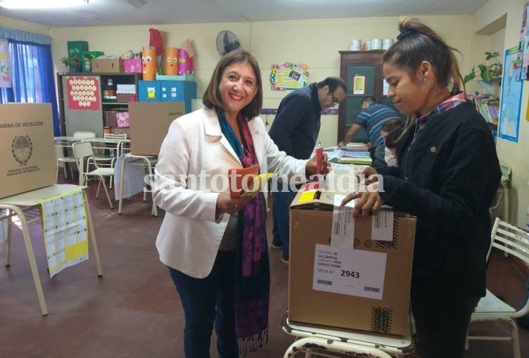 Daniela Qüesta votó en la escuela Ignacio Crespo.