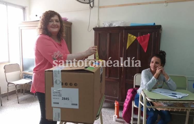 María Alejandra Chena votó en la Escuela Juan de Garay.