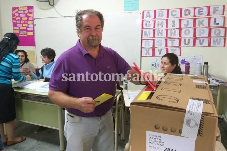 Oscar Buniva votó en la Escuela Juan de Garay.