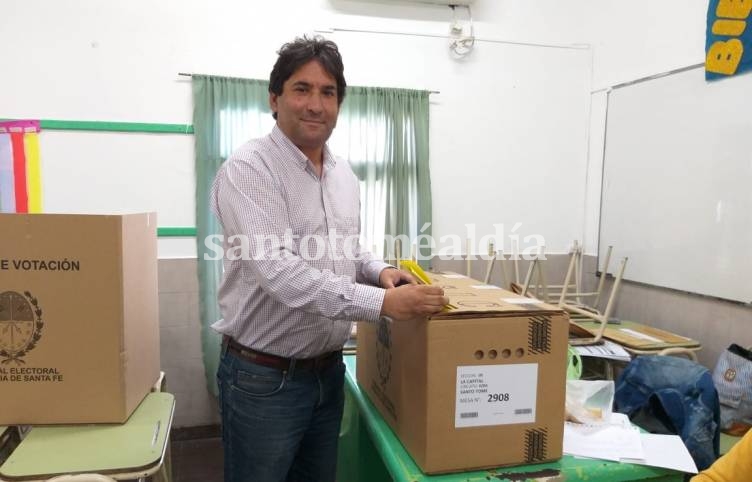 Carlos Clemente, precandidato a concejal, votó pasado el mediodía.