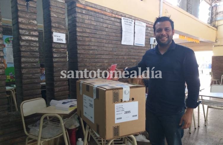 Rodrigo Alvizo votó en la escuela Berrutti.