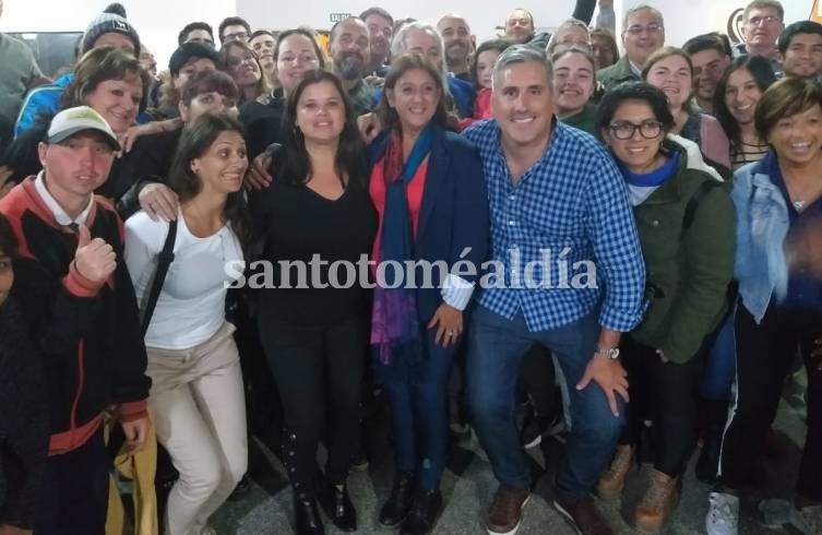 Daniela Qüesta celebra, junto a Rey Leyes, Angulo y otros dirigentes y militantes, tras consolidarse como la candidata más votada en las PASO. (santotomealdia)