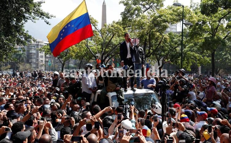 El líder de la oposición venezolana, Juan Guaidó, a quien muchos países han reconocido como el gobernante interino legítimo del país, habla con sus partidarios en Caracas. (Infobae)