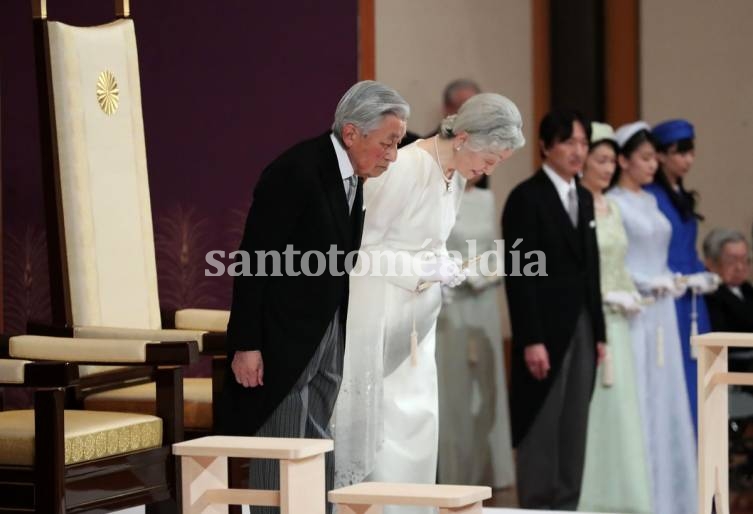 El emperador Akihito y su esposa, la emperatriz Michiko, se inclinan luego de concluir la ceremonia de abdicación. (Foto: AFP)
