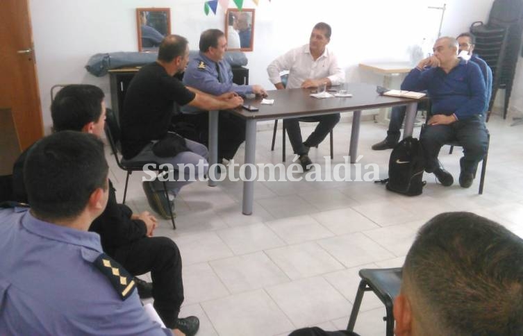 Pedro Uliambre encabezó una reunión con autoridades policiales. (Foto: Comuna de Sauce Viejo)